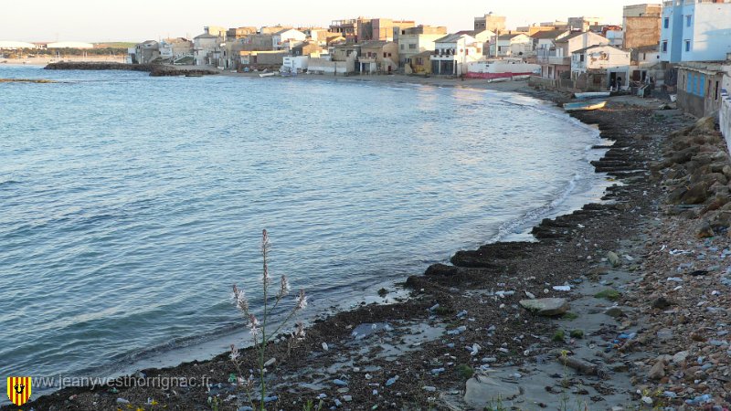 port aux poules.JPG - La plage et ses déchets